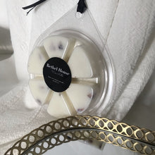 Load image into Gallery viewer, Clamshell Wax Melts - wagon wheel
